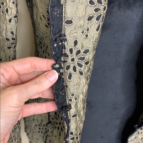 CHICOS short fitted laxer cut blazer - Picture 5 of 6